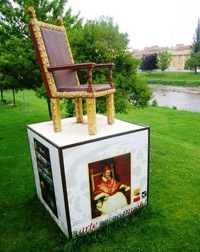 a tento trůn to má asi připomínat