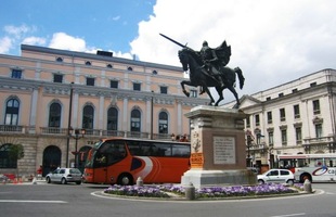 V pozadí budovy divadla a paláce Diputación Provincial
