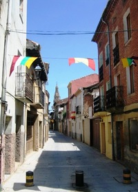 vede hlavní ulice města Calle Mayor