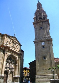 Opodál stojící zvonice je barokní