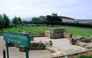 a k bezmála tisíc let staré poutní ubytovně San Juan de Acre