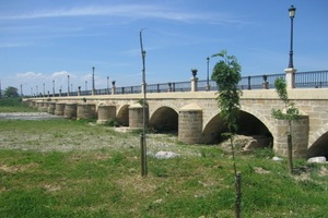 a postavil tento most přes řeku Rio Oja