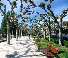 Na jeho nábřežích jsou příjemné parky a cesty,