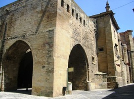 s fascinující stavbou románské katedrály z 11.století