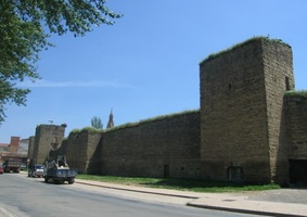 poustevníkovi, který zde vykácel lesy, zpevnil cesty