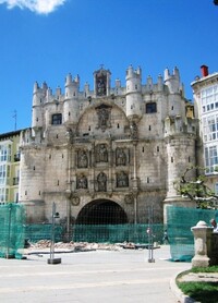 Z katedrálního náměstí se vychází branou Arco de Santa Maria