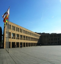 např. tato rozlehlá budova radnice