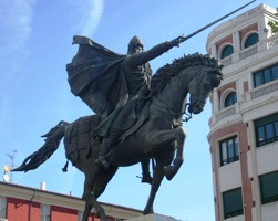 A zde je socha hrdiny El Cida na stejnojmenném náměstí