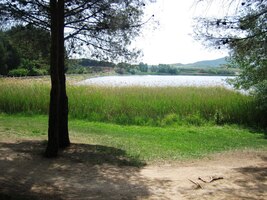 Z města vede upravená poutní cesta