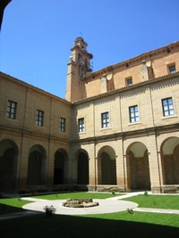 a letmo nakoukl do rajského dvora