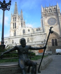 Socha poutníka s holí jakoby symbolizovala jeho smrt