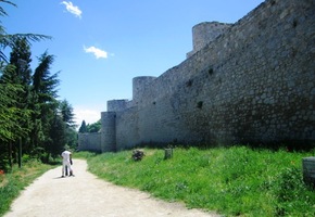 Na městský vrch vede cesta kolem opevnění