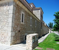 Nedaleko kláštera stojí nemocnice Hospital del Rey,