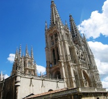 se dvěma 85 m vysokými věžemi,