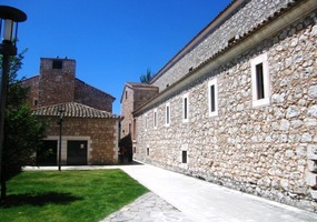 jenže kolem té vychází poutík už z města ven.