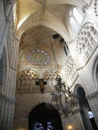 a vzhůru k 60 m vysoké klenbě chrámové lodi