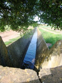 Cesta stoupá do náhorní roviny Rioja Alta