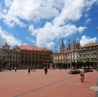 Náměstí Plaza Mayor s radnicí, podloubími