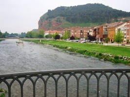 Za řekou Rio Nájera se týčí pahorek s ruinou maurskéhiö hradu,