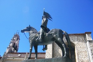 Pod touto jezdeckou sochou jsem bydlel