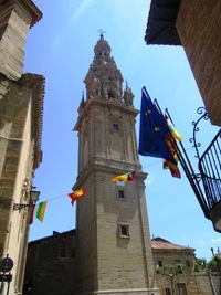 a je tak vysoká, že na fotkách vypadá nakloněná