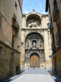 s nádherným portálem se sochou Jakuba Maurobijce (Santiago Matamoros)