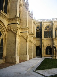 s rozsáhlým rajským dvorem