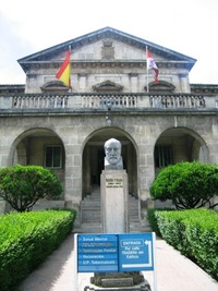 s budovami univerzity