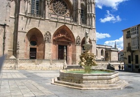 velkým počtem vnějších i vnitřních kaplí