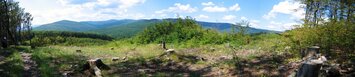Na severu se objevuje panorama Slovenského Rudohoří,