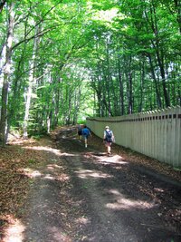 Od lyžařského areálu pokračujeme podél zdi ZOO Košice,