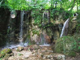 a kolem Hájských vodopádů do vsi Háj