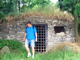 V lesíku před Malým Horešem jsme objevili tyto sklípky