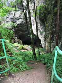 a ke které je třeba sestoupit tímto schodištěm