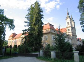 a v jeho parku rostou mohutné sekvoje