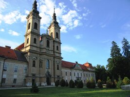 a dorazili k místnímu klášteru