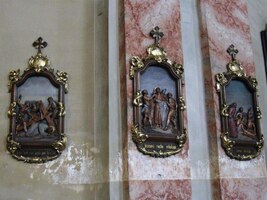 i bohatou výzdobou interiéru