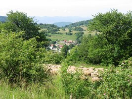 Dole pod námi je horská ves Krahule,