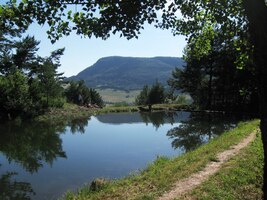 Kolem lesního jezírka míříme dolů