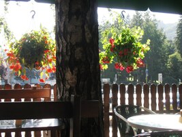 ale výhled ze zahradní restaurace je pro všechny stejný