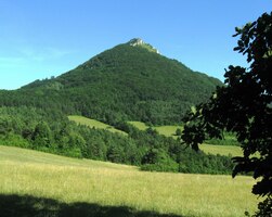 Po chvíli se objevuje silueta vrchu Vápeč