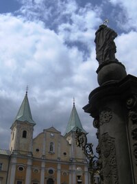 pod dramatickou oblohou a se sochou Immaculaty v popředí