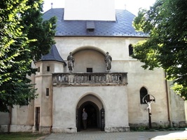 před kostelem sv. Jana Křtitele