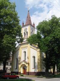 Na jedné straně městského parku stojí evangelický kostel,