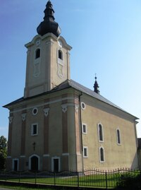 a nedaleko kostel, rekonstruovaný z německých peněz