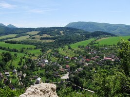 A to už jsme na vrchu nad vsí Košecké Podhradie