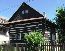 a zajímavá je i tato drevenice z pokroucených klád