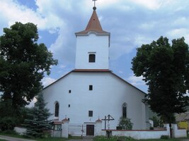 a na druhém konci kostel katolický