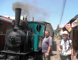 To už ale vyměnili dieslovou lokomotivu za parní