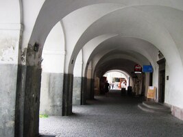 podloubí je tu ze všech čtyř stran